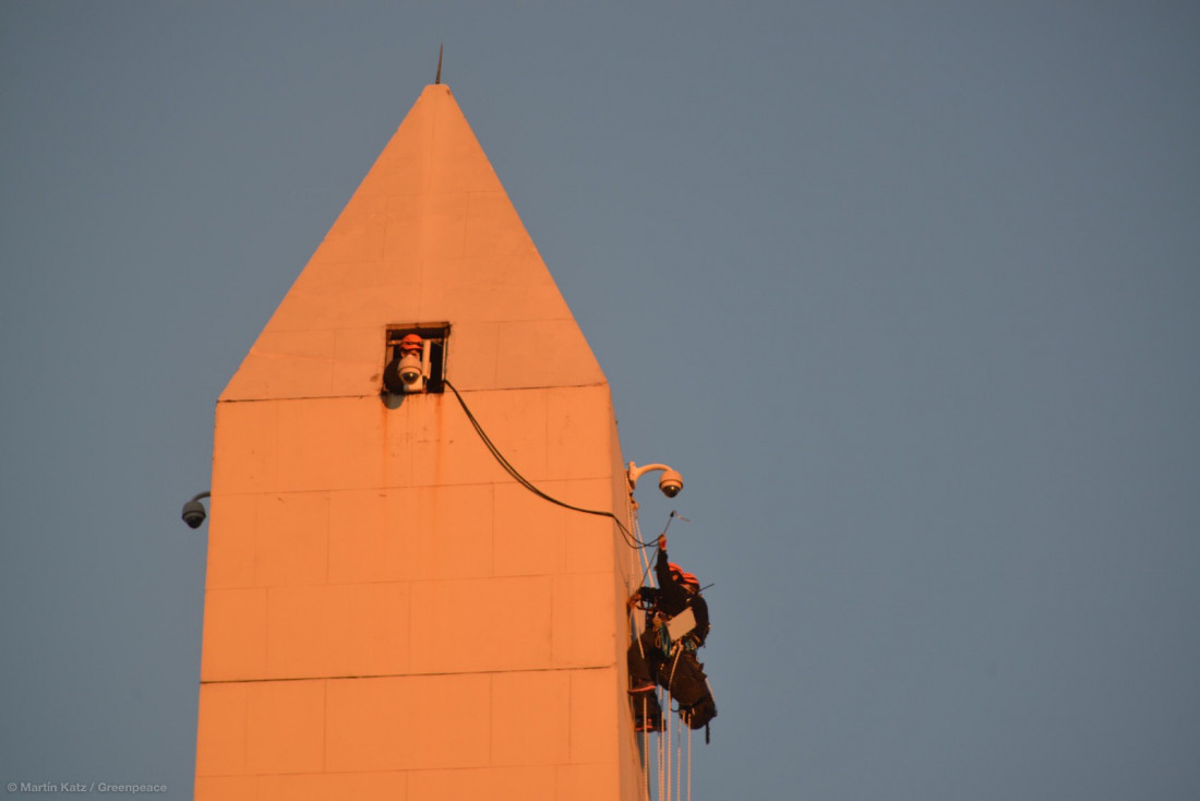 Greenpeace escaló el Obelisco para exigir el cumplimiento de la Ley de Glaciares