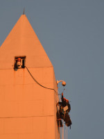 Greenpeace escaló el Obelisco para exigir el cumplimiento de la Ley de Glaciares