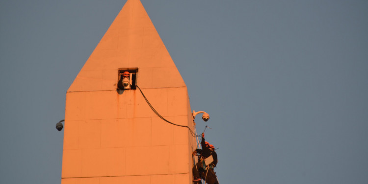 Greenpeace escaló el Obelisco para exigir el cumplimiento de la Ley de Glaciares