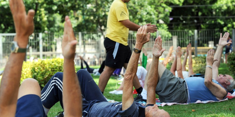 Alimentación saludable, deportes y vitamina D para prevenir fracturas a cualquier edad