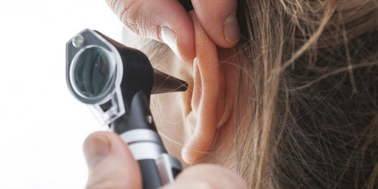 Por qué los casos de otitis se multiplican en el verano