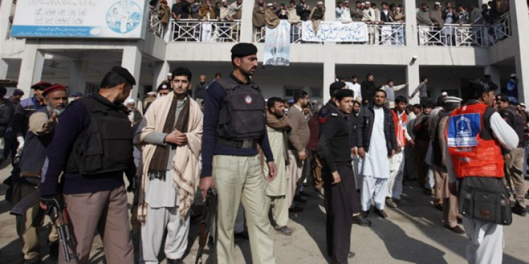 Un ataque talibán a una universidad en Pakistán dejó al menos 25 muertos