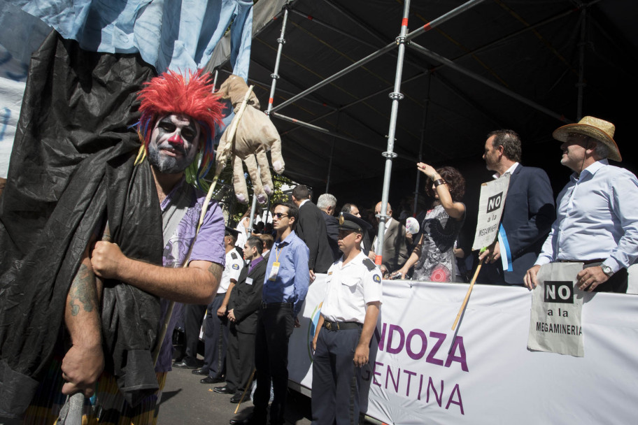 imagen La defensa del agua, de la educación y de la ciencia se colaron en la previa del Carrusel