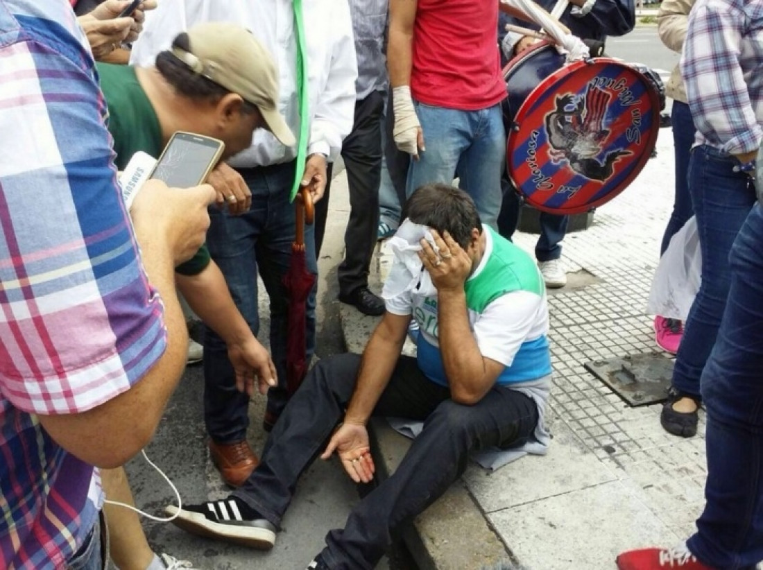 Palos y balas de goma a bancarios que protestaban por despidos