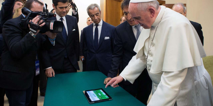 Papa tuitstar: Francisco superó los 40 millones de seguidores