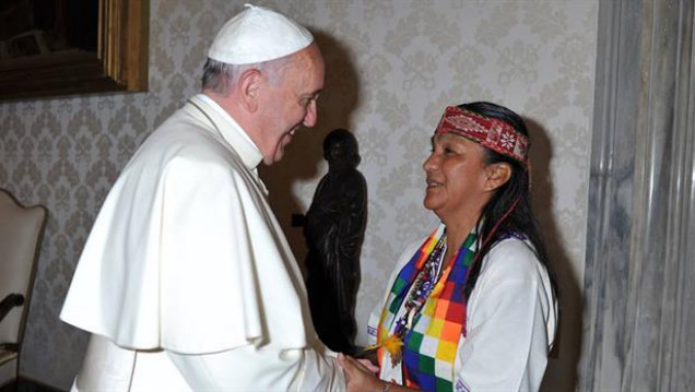 imagen Francisco, preocupado por Milagro Sala, le envió un rosario bendecido