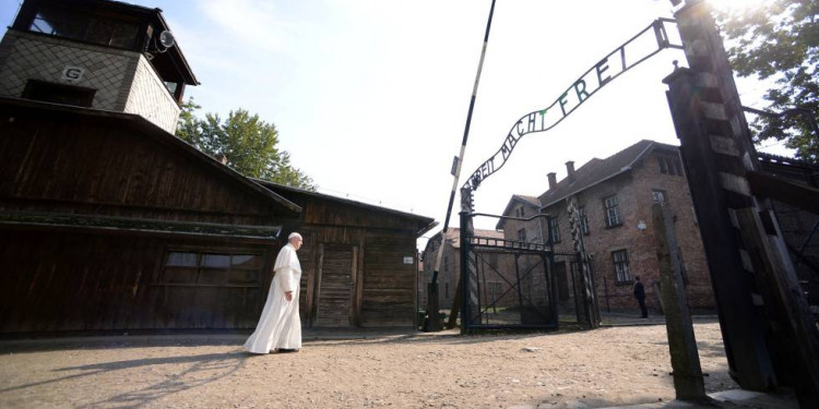 Francisco pidió en Auschwitz "perdón por tanta crueldad"