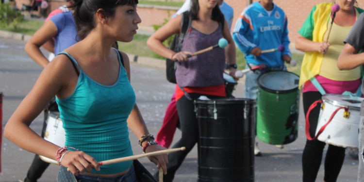 ¿Dónde están las pibas en los estudios de juventudes? 