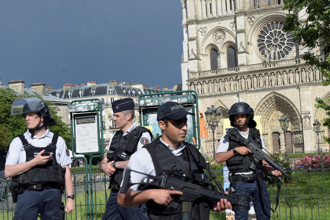 Tras un tiroteo, 900 personas están atrapadas en la catedral de Notre Dame