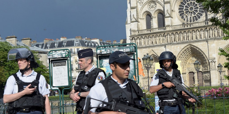 Tras un tiroteo, 900 personas están atrapadas en la catedral de Notre Dame