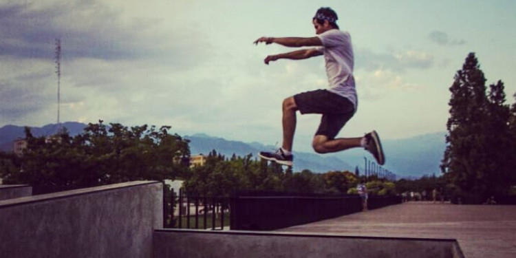 Parkour, el deporte urbano que gana adeptos en Mendoza