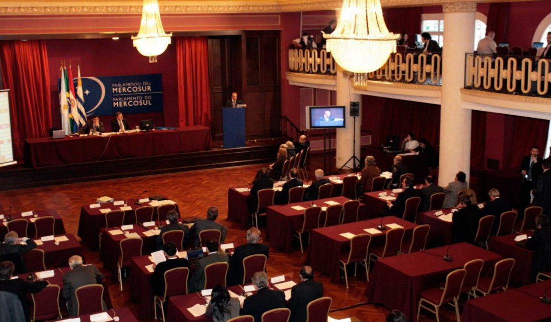 Proponen reducir la dieta de los diputados al Parlasur