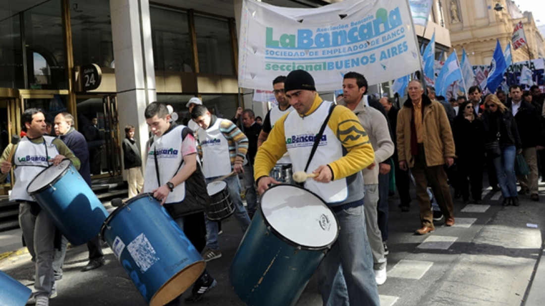 Se resiente la atención en los bancos