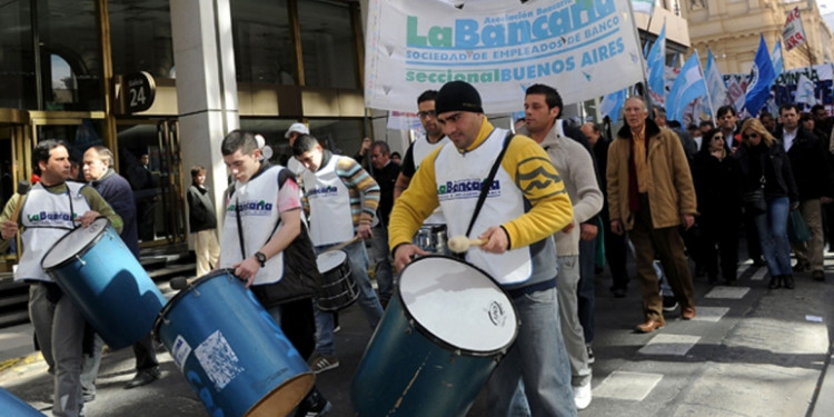 Se resiente la atención en los bancos