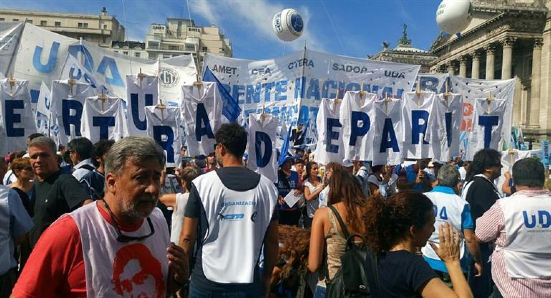 Miles de docentes realizaron una marcha en el marco del paro nacional