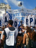 Miles de docentes realizaron una marcha en el marco del paro nacional