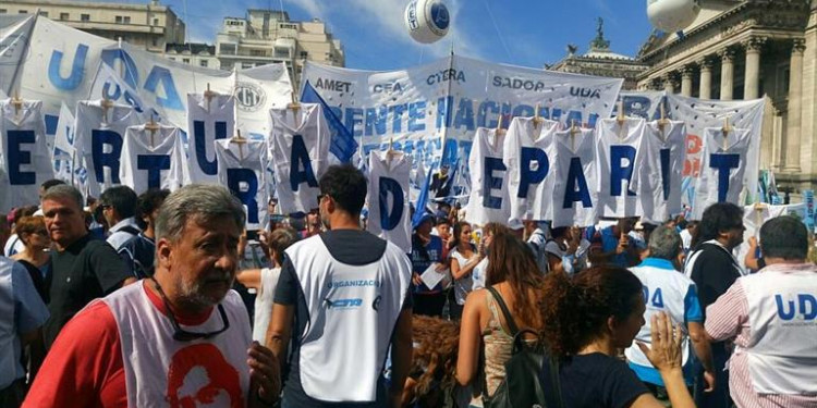 Miles de docentes realizaron una marcha en el marco del paro nacional