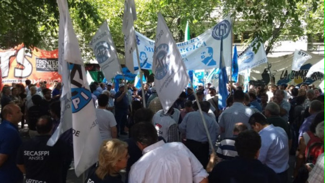 imagen Con poca adhesión, el paro finalizó con los gremios concentrados en la Legislatura