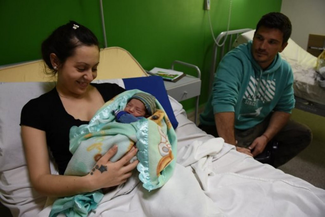 Inauguraron una sala de parto acuático y, a la media hora, nació Tomás