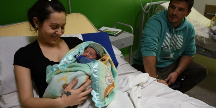 Inauguraron una sala de parto acuático y, a la media hora, nació Tomás