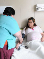 La OMS pidió reducir intervenciones médicas en el parto