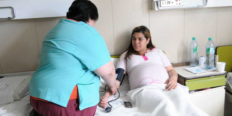 La OMS pidió reducir intervenciones médicas en el parto