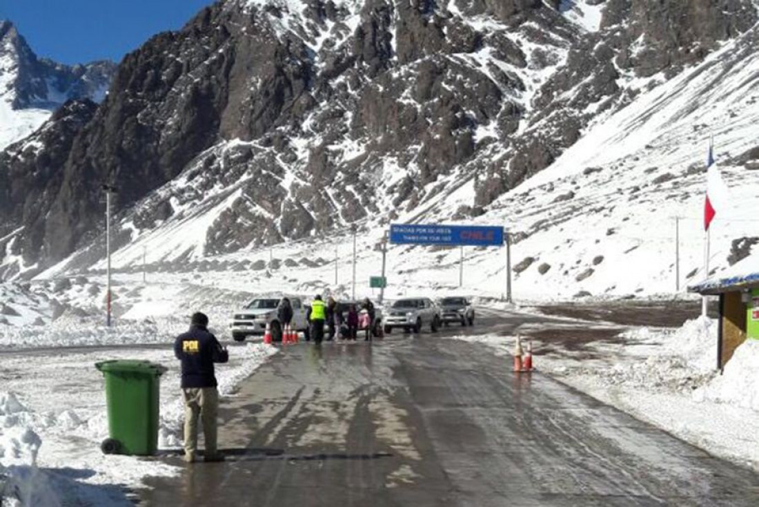 El cruce a Chile sigue cerrado y ahora el problema son los camiones abandonados en la ruta