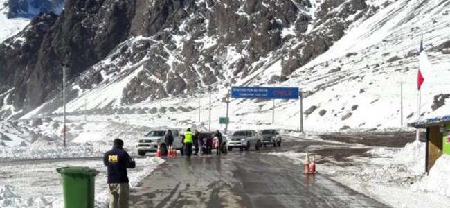 El cruce a Chile sigue cerrado y ahora el problema son los camiones abandonados en la ruta