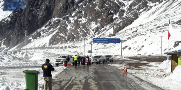 El cruce a Chile sigue cerrado y ahora el problema son los camiones abandonados en la ruta