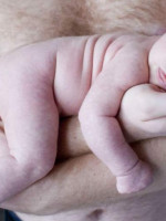 El Senado avaló el dictamen para extender la licencia por maternidad y paternidad
