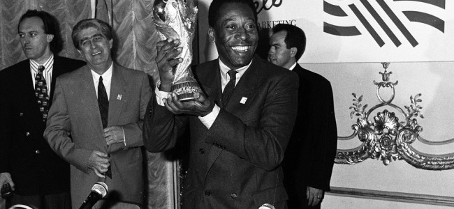 Pelé, el único con tres vueltas olímpicas en la Copa del Mundo