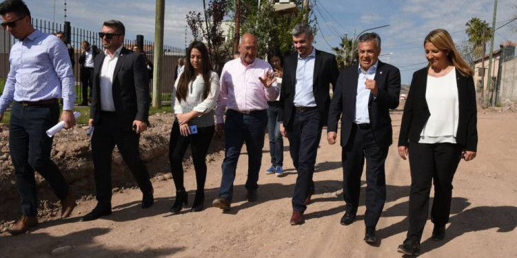 Marcos Peña hizo campaña de visita por Mendoza