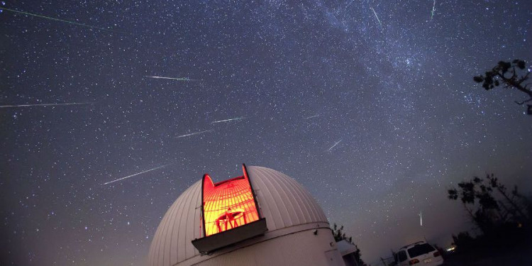 Lluvia de meteoritos de colores