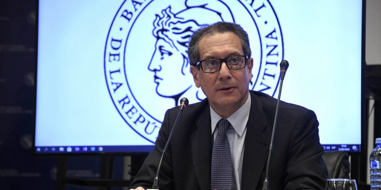 El presidente del BCRA dijo que el país tiene reservas y descartó aplicar una "devaluación brusca"
