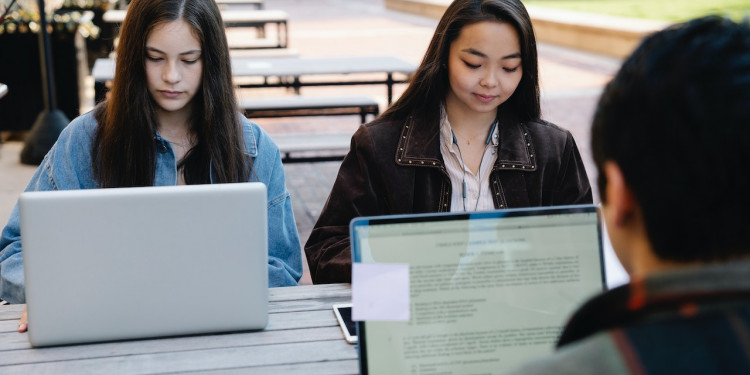 La Inteligencia Artificial se abre camino en la educación superior con una guía de la Unesco