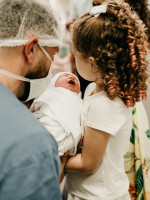 Combate a la adopción ilegal: estudian un proyecto para tipificar el delito de compra-venta de niñas y niños