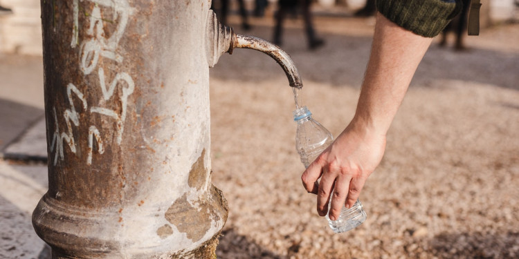 Acceso universal al agua potable: un progreso tan positivo como insuficiente