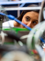 Crece la participación de mujeres en Ciencia, pero se estanca en Tecnología