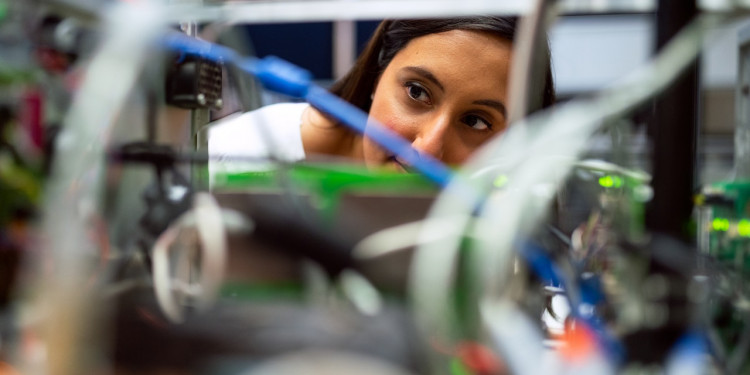 Crece la participación de mujeres en Ciencia, pero se estanca en Tecnología