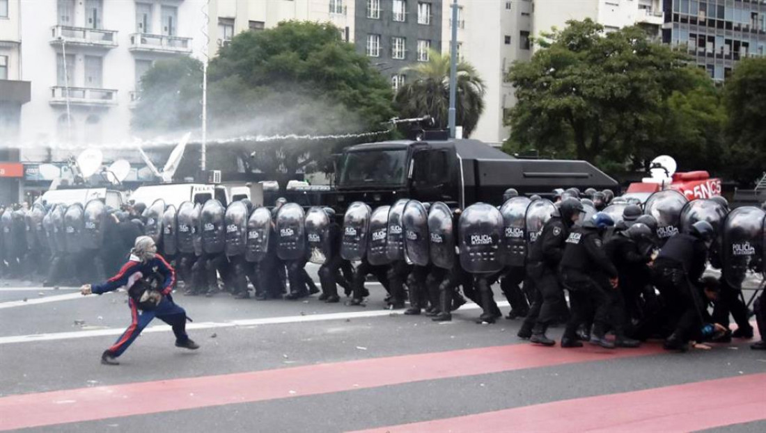 Violento desalojo de manifestantes de la 9 de Julio en Buenos Aires