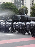 Violento desalojo de manifestantes de la 9 de Julio en Buenos Aires