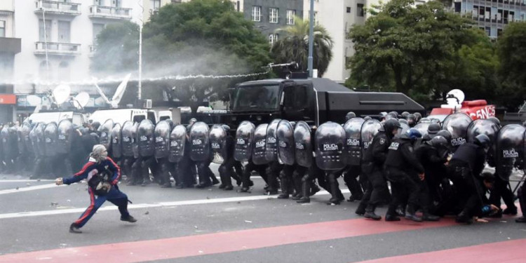 Violento desalojo de manifestantes de la 9 de Julio en Buenos Aires