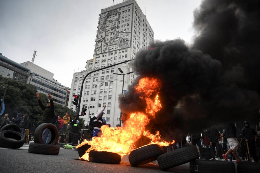 imagen Violento desalojo de organizaciones sociales de la 9 de Julio en Buenos Aries   Ver  Modificar  Módulos Foto: Télam