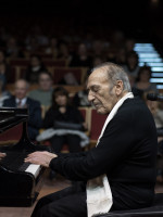 El pianista Miguel Ángel Estrella difunde la música clásica y popular de manera gratuita
