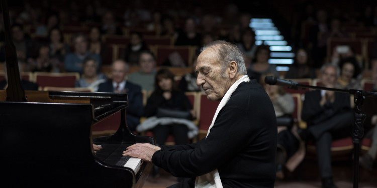 El pianista Miguel Ángel Estrella difunde la música clásica y popular de manera gratuita