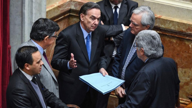 imagen Pichetto se prueba el traje de candidato