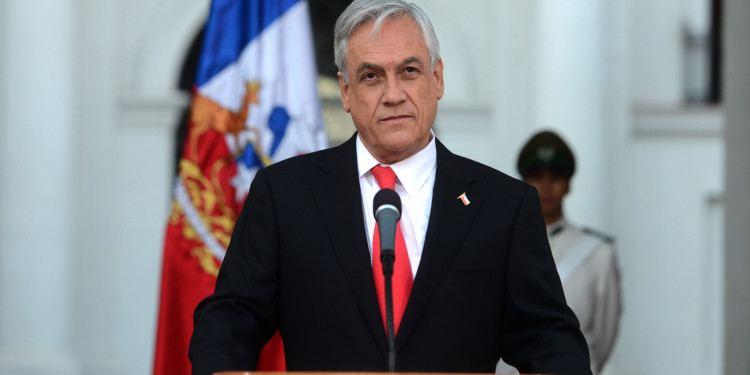 Piñera lidera una encuesta presidencial, secundado por el oficialista Guillier