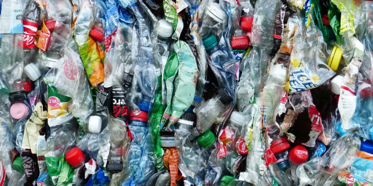 El consumo de plásticos aumenta y el porcentaje de reciclaje sigue siendo bajo