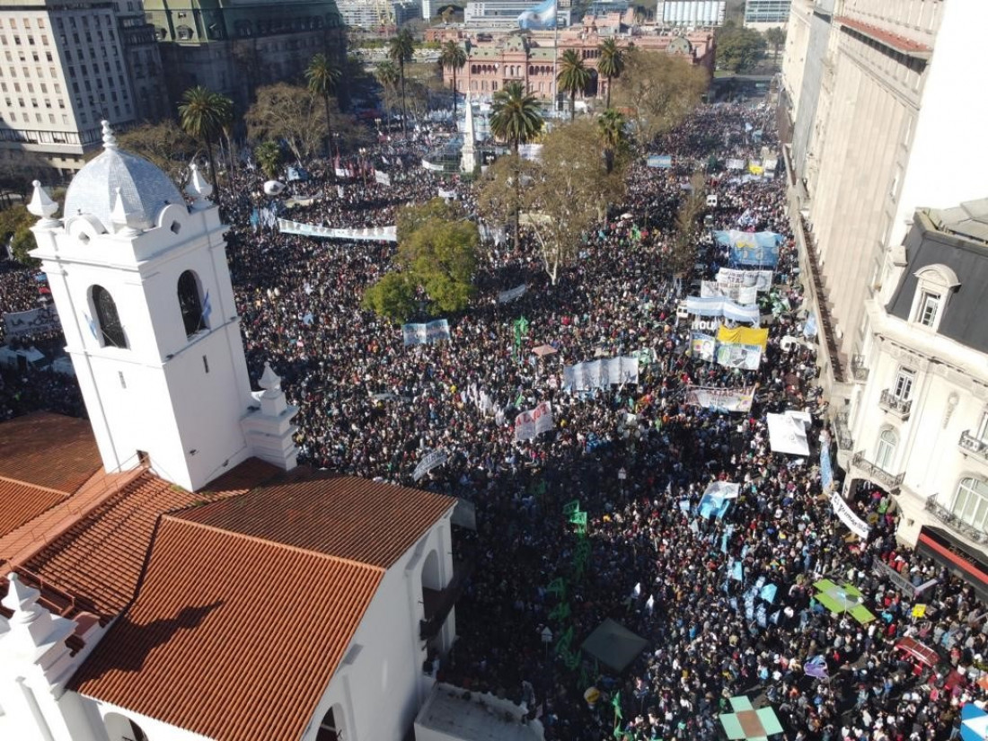 La Plaza de Mayo se colmó en "defensa de la democracia"