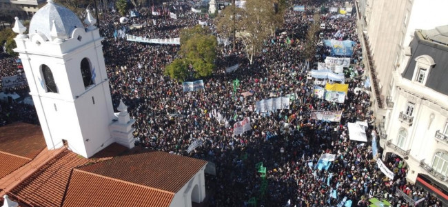 La Plaza de Mayo se colmó en "defensa de la democracia"